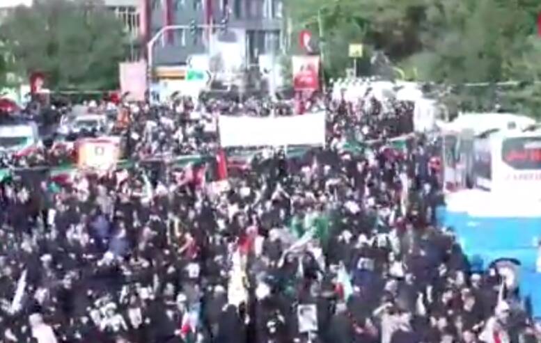 فیلم/ سیل جمعیت در خیابان‌های منتهی به مصلای تهران