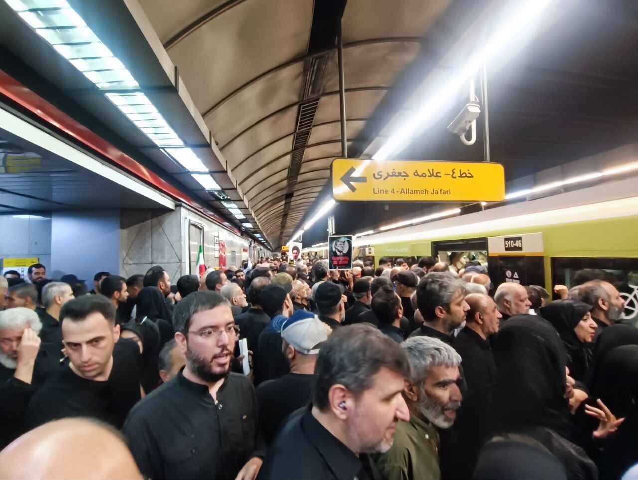 همنفس با سیل سیاهپوشان در زیرزمینهای تهران