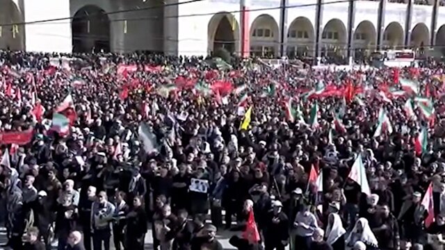 زمزمه سرود ملی توسط مردم داغدار در مصلی + فیلم