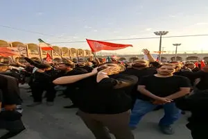 شعارهای «مرگ بر آمریکا»، «مرگ بر اسرائیل» مردم عزادار ایران در مصلی تهران برای وداع با آقای شهید ایران + فیلم