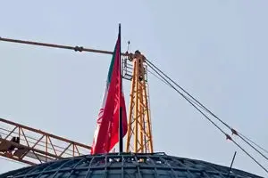 پرچم یالثارات الحسین بر فراز گنبد مصلی تهران + فیلم