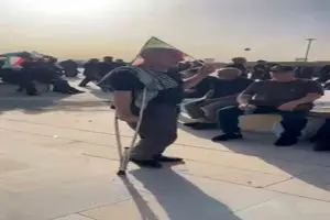 با عصا آمده بود تا با آقایش خداحافظی و وداع کند + فیلم