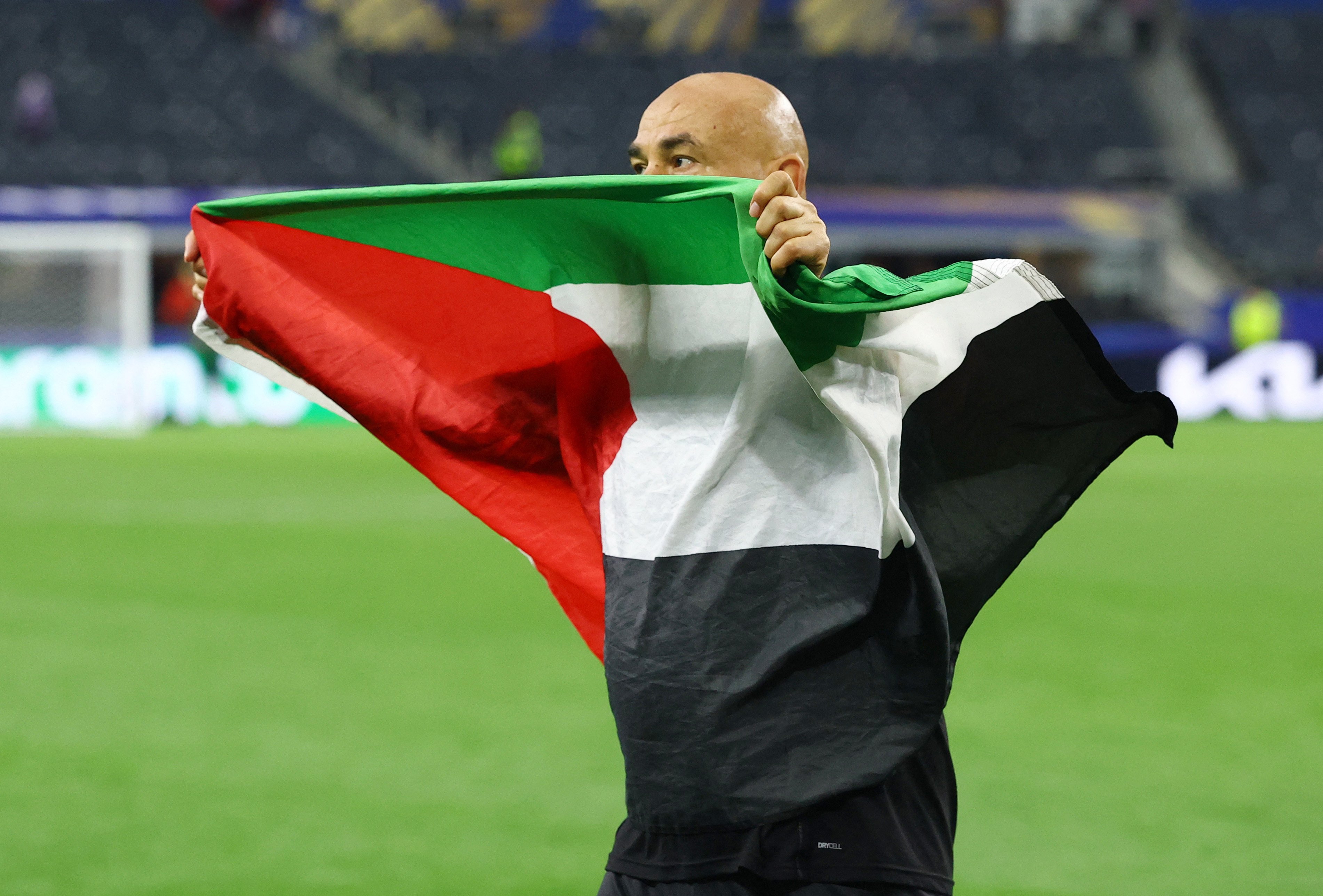 مربی مصر با دو پرچم وارد زمین دالاس شد. غزه دعا را شنید.