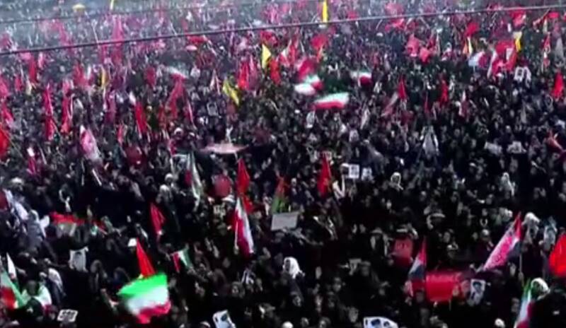 فیلم/ شعار "لبیک سید مجتبی" در مصلی تهران
