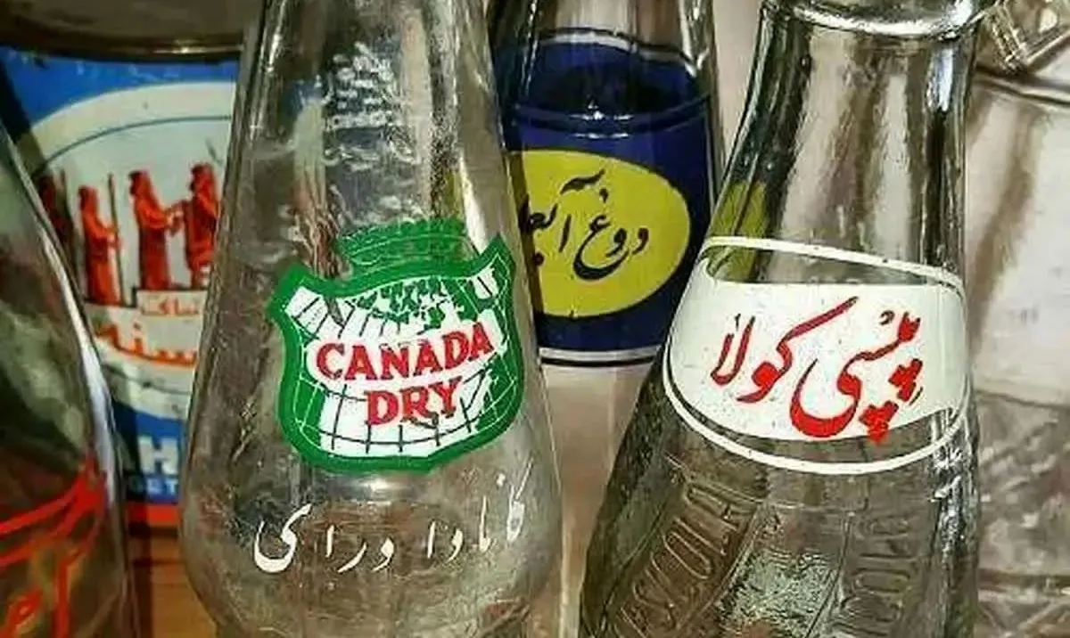سرباز ارتش در حال نوشابه خوردن در فرودگاه قلعه مرغی؛ سال 41(عکس)