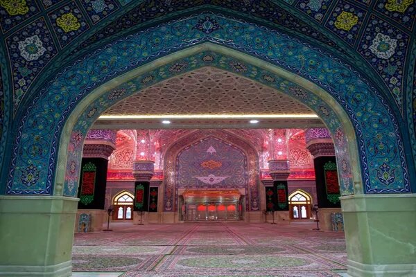 کاشی کاری صحن حضرت زینب (س) به نیت رهبر شهید در استان یزد