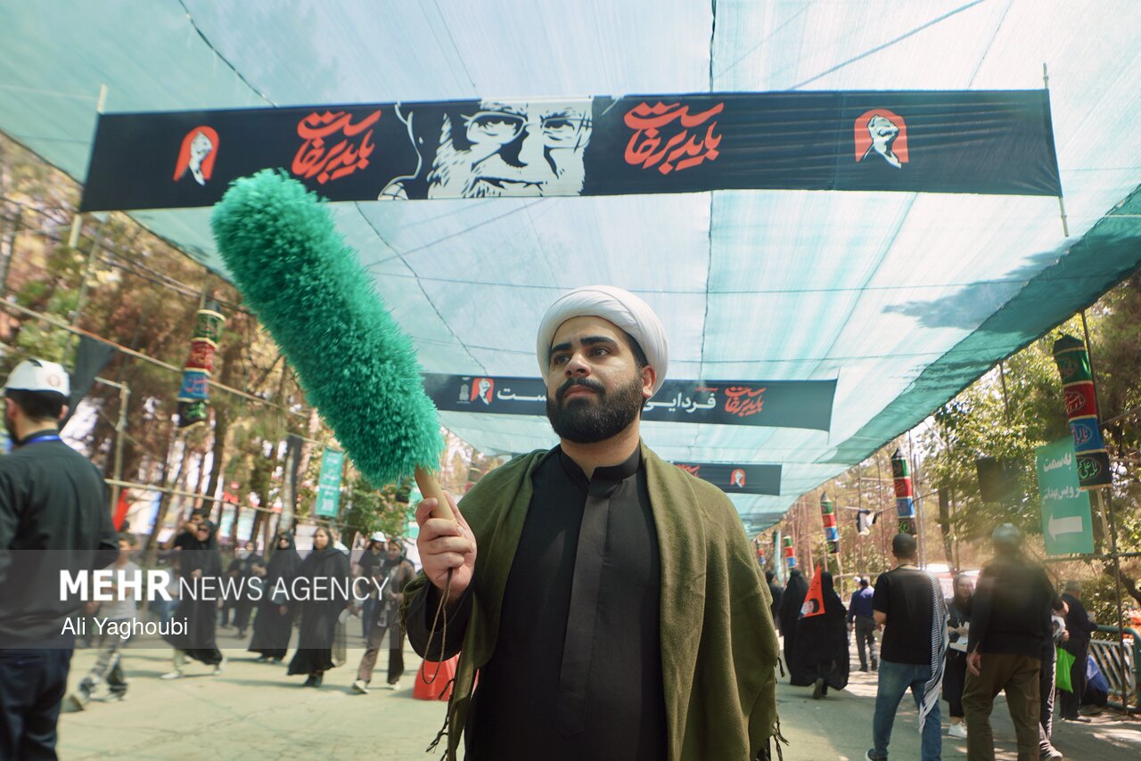 پذیرایی از زائران رهبر شهید در چهل‌سرای مصلی