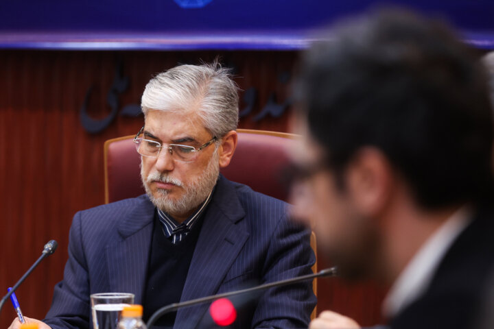 ببینید |  حضور سیمایی وزیر علوم در حال پذیرایی از زائرین تشییع رهبر شهید در موکب‌ دانشگاهیان
