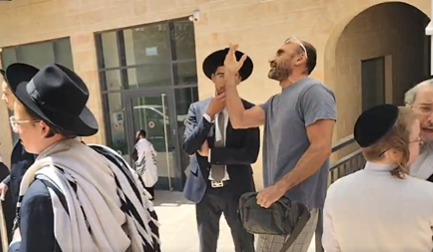 ده ها نفر از حامیان آزار و اذیت افراطی ارتدوکس در کافه اورشلیم که در روز شنبه افتتاح شد