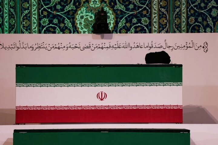 اولین عکس از حضور سه تن از پسران رهبر شهید انقلاب در مصلی تهران