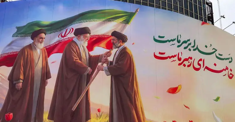 چرا مجتبی خامنه ای در انظار عمومی ظاهر نشده است؟