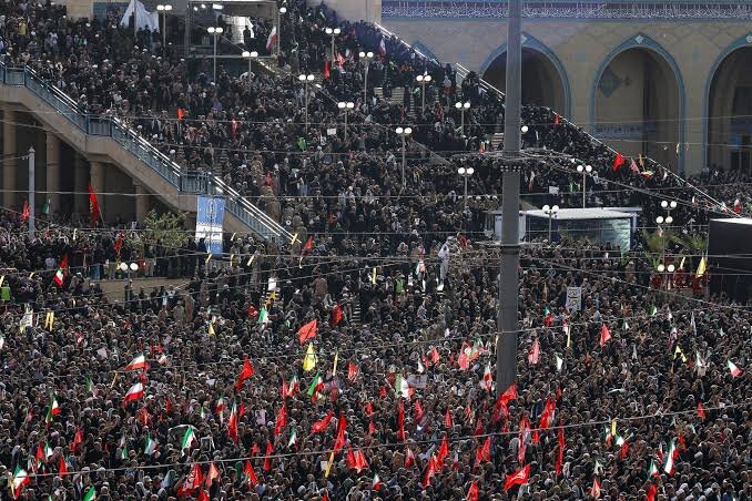 فریاد انتقام جویی نمازگزاران با شعار یالثارات الحسین + ویدئو | شعارهای مردم در مصلی