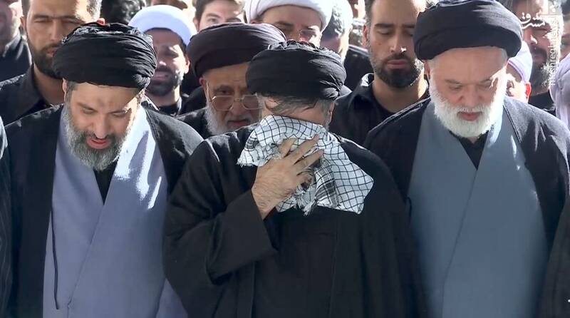 عکس/ اشک‌های فرزندان رهبر شهید هنگام اقامه نماز