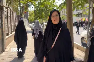 یک شهروند: هیچ وقت فکر نمیکردیم روزی برسد که برای رهبرمان نماز بخوانیم + فیلم