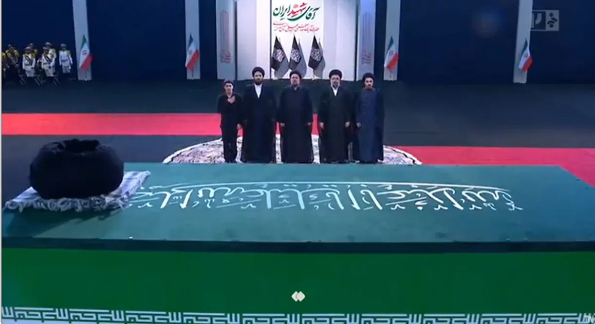 چرا حسن خمینی قبل از پایان تلاوت آیات قرآن از جایگاه خارج شد؟ / آیهای که برای خانواده امام خوانده شد چه بود؟