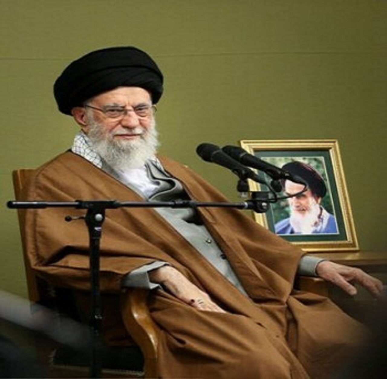 نگاه رهبر شهید به «طلای سیاه»: وقتی روی نفتِ ما فشار می‌آورند، ما دچار مشکل می‌شویم/ باید بند ناف اقتصاد را از صادرات نفت خام ببُریم