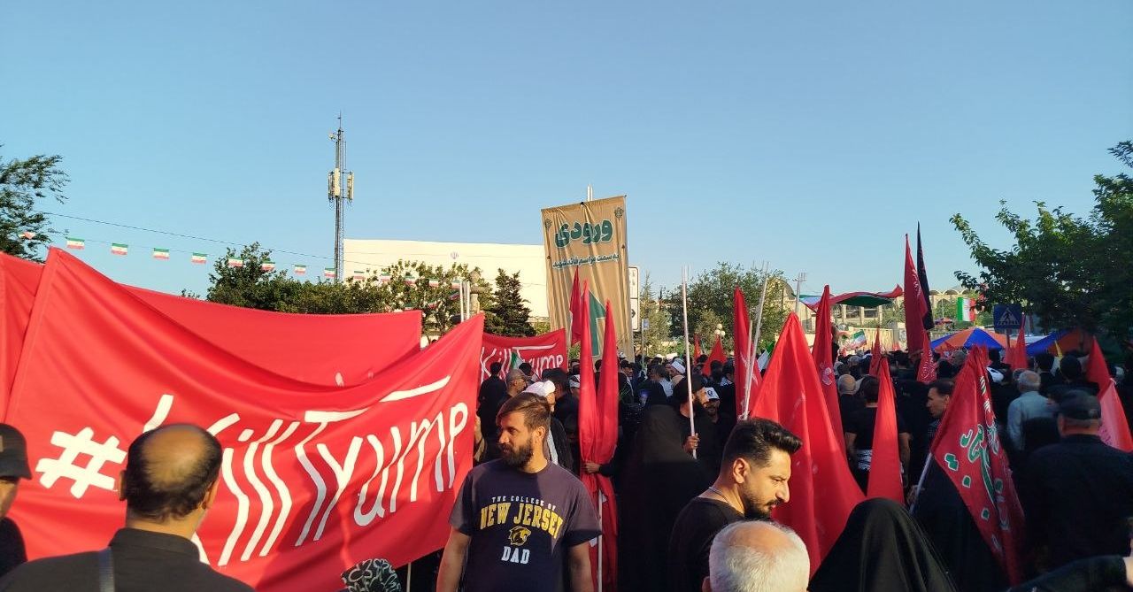 زنده - هواداران جمهوری اسلامی در مراسم تشییع پیکر خامنه ای شعار می دهند ترامپ را بکش