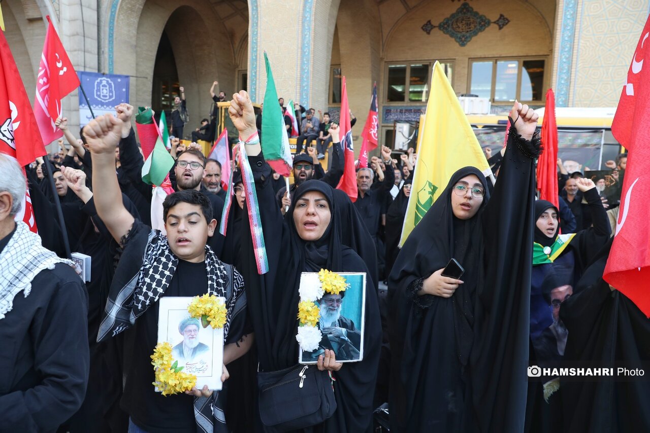 تصویری از سلام نظامی زنان عزادار در مصلی تهران