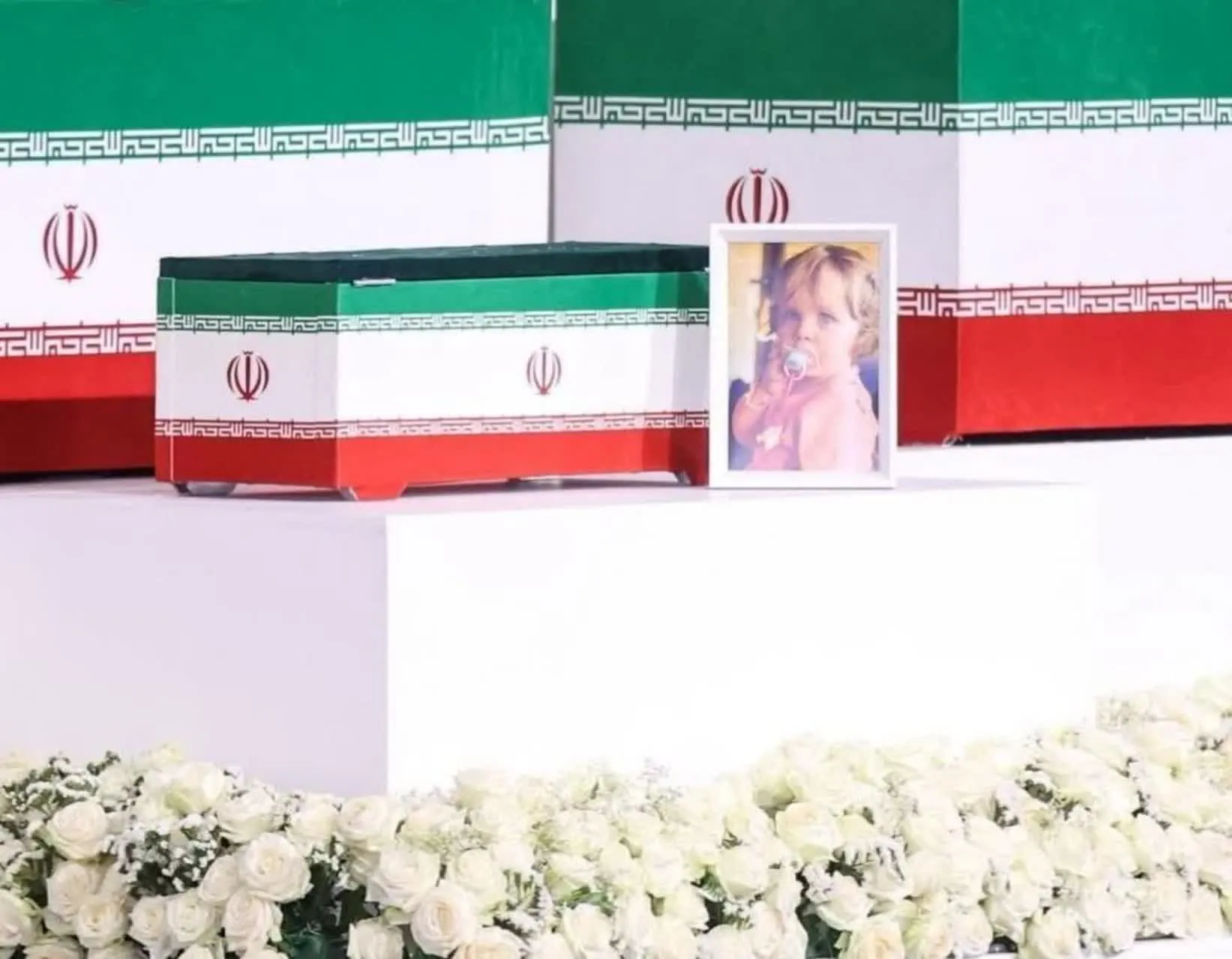 ببینید| ویدئویی از اقامه نماز حجت الاسلام گلپایگانی در پیکر دختر ۱۴ ماهه اش