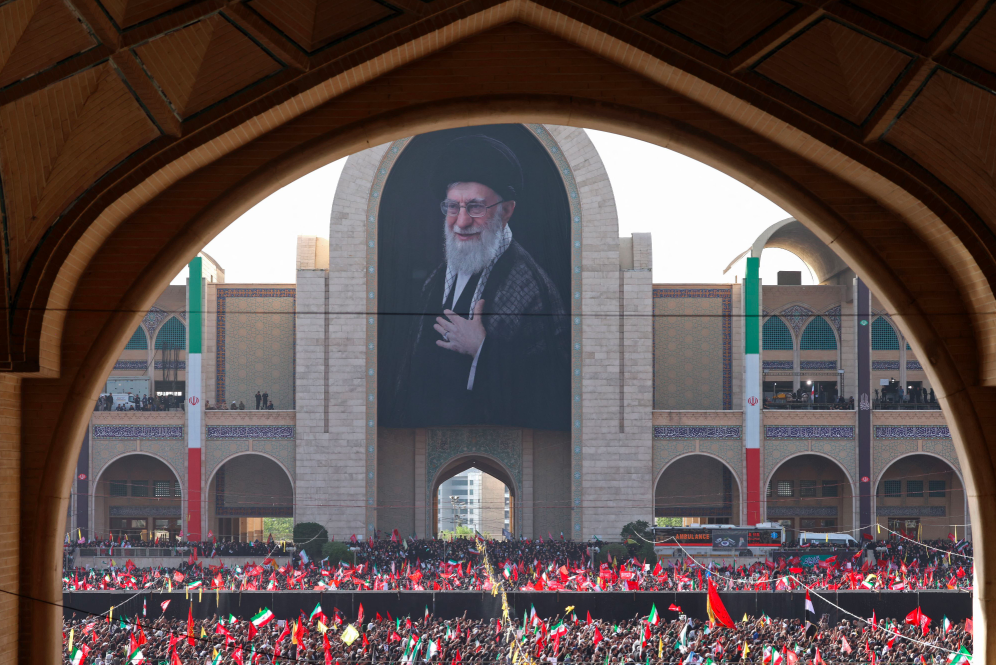 پسران خامنه ای از نماز روز دوم جنازه در تهران صرف نظر کردند