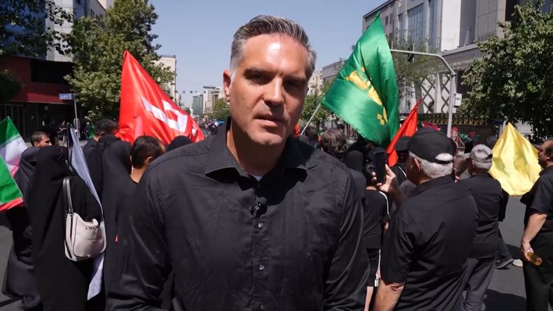 جمعیت تشییع جنازه به نشانه سرکشی خیابان های تهران را پر کرده است