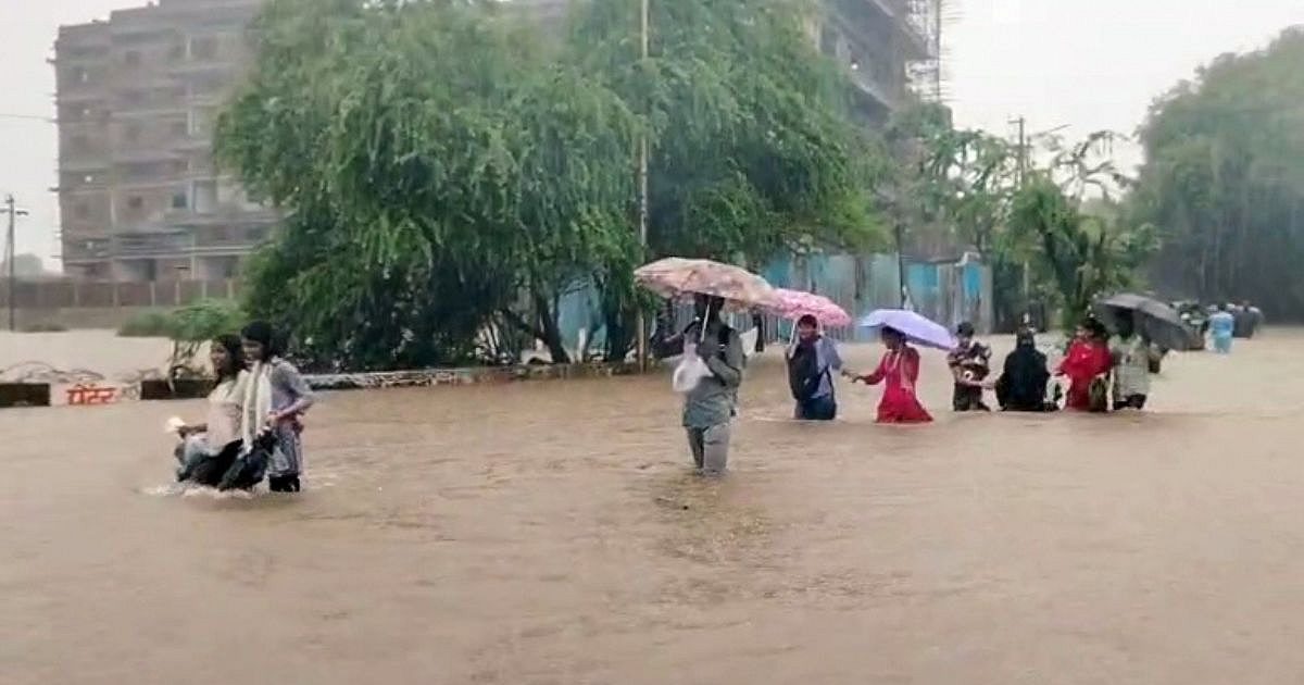 بمبئی غرق در باران 300 میلی متری؛ سرویس های پروازی ضربه خورد، دو نفر کشته شدند