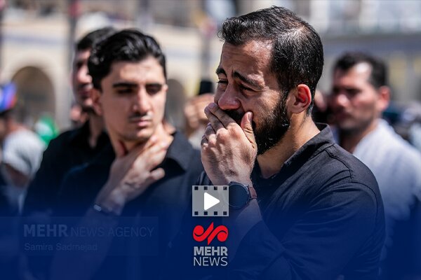 تصاویر پربازدید از بیتابی زائران برای امام شهید در مصلای امام خمینی