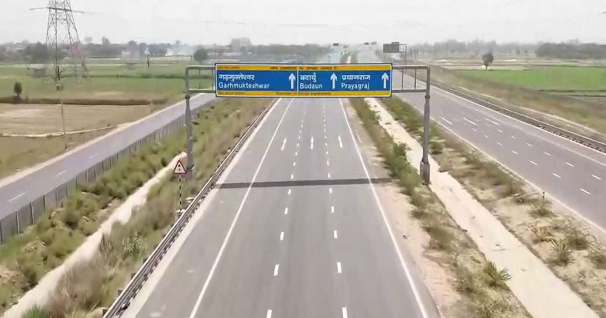 بخشی از جاده ارتباطی بزرگراه Ganga در اولین باران موسمی از بین رفت