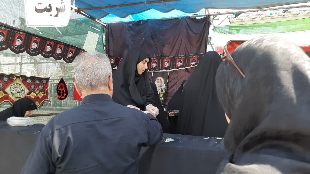 خدمت اهالی بخش قمصر کاشان به زائران آقای شهید ایران در آزادراه سانآرا