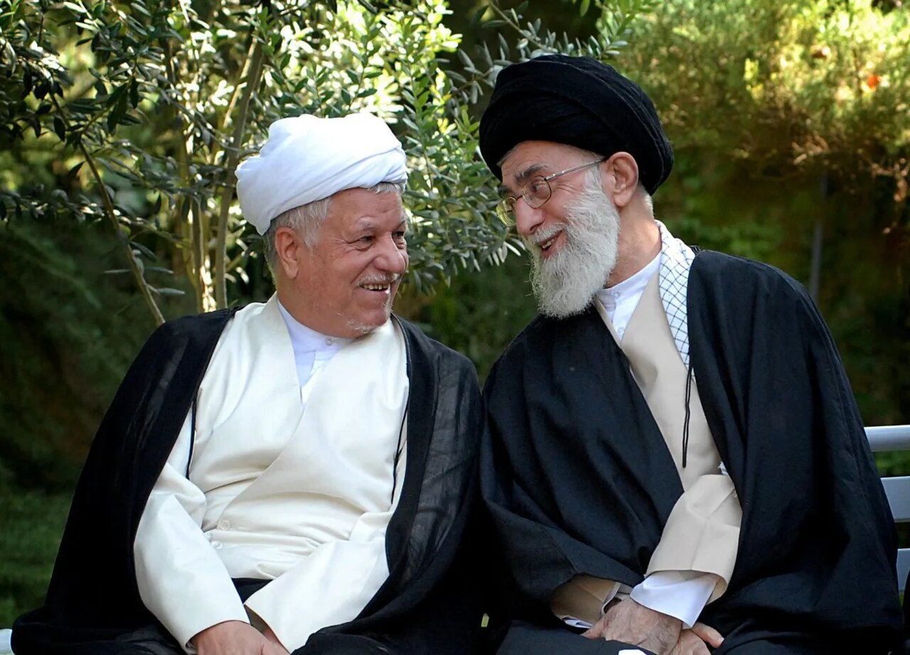 تصویری از دیدار استانداران دولت دوم هاشمی رفسنجانی با رهبر شهید/ وقتی احمدی نژاد و جهانگیری استاندار بودند/ فهرست استانداران در سال ۱۳۷۴