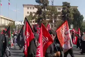درخواست مسئولان برگزاری آیین تشییع از عزاداران برای عدم توقف در میدان انقلاب + فیلم