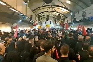 هم اکنون حضور انبوه جمعیت در ایستگاه مترو حبیب اللهی با شعار مرگ بر آمریکا و مرگ بر اسرائیل + فیلم