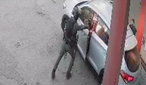 پلیس اسرائیل از پرتاب نارنجک شوگر به داخل خودرو و به دام انداختن فلسطینی ها در داخل آن فیلم گرفت