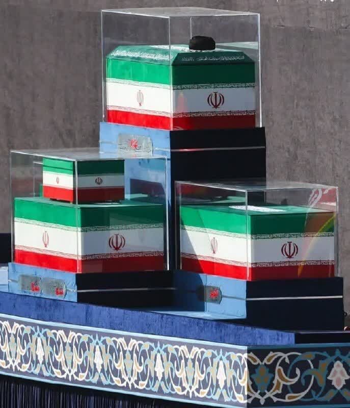 آنجا که دیگر هیچ‌کس نمی‌ماند تا روایت کند / وقتی زبان، از خون واژه می‌سازد