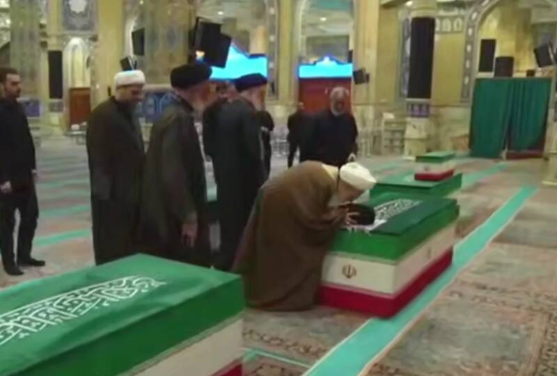 فیلم/ بوسه آیت‌الله جوادی آملی بر عمامه رهبر شهید انقلاب