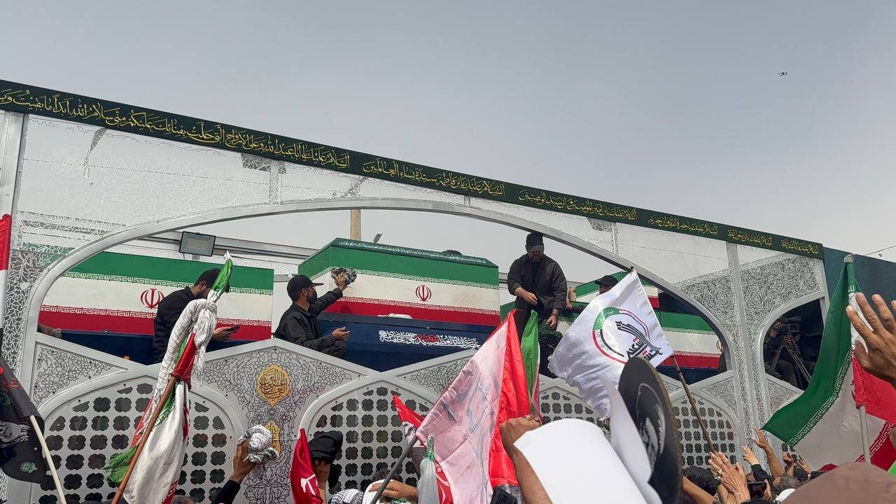 نمایی دیگر از خروج خودرو حامل پیکر آقای شهید از بلوار پیامبراعظم قم
