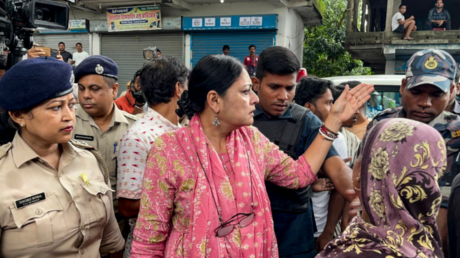 BJP، TMC با خانواده قربانی تجاوز گروهی در Baruipur بنگال ملاقات می کند