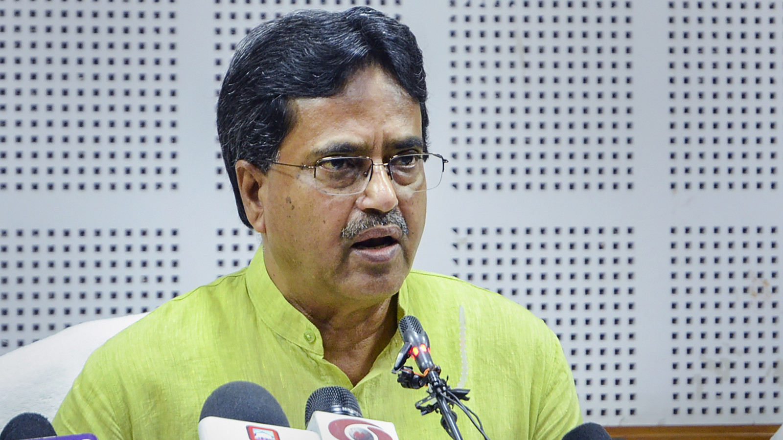 مدارس در تریپورا برای خواندن نسخه کامل Vande Mataram: CM