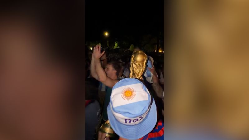 هواداران آرژانتین پس از شکست در جام جهانی پشت سر آمریکا تجمع کردند