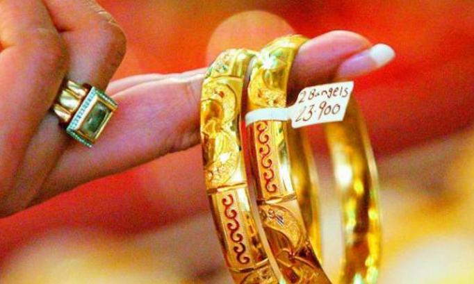 طلا 1400 روپیه سقوط کرد، نقره روی روپیه قوی‌تر و نشانه‌های جهانی ضعیف سقوط کرد