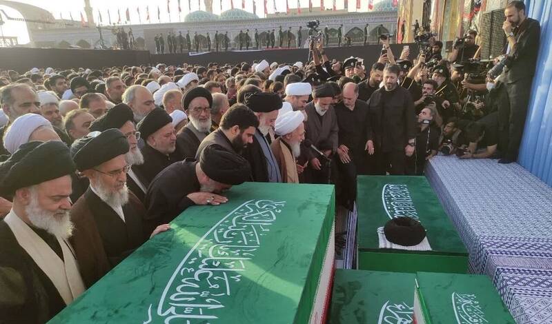دو پیام مراسم باشکوه تشییع رهبر ایران