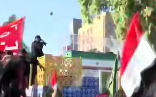 فیلم/ متبرک شدن چفیه عراقیها به پیکر رهبر شهید انقلاب