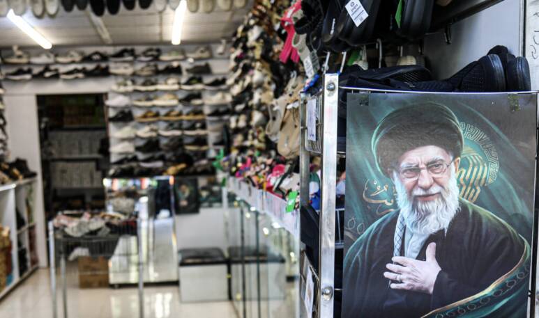 عکس/ ارادت به «آقای شهید ایران» در دل بازار و کسبه مشهدی