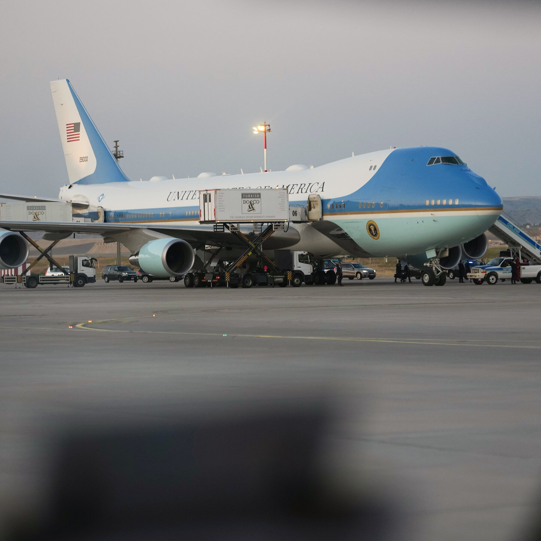 اقدامات احتیاطی امنیتی باعث شد ترامپ در خروج از ترکیه از Air Force One قدیمی استفاده کند