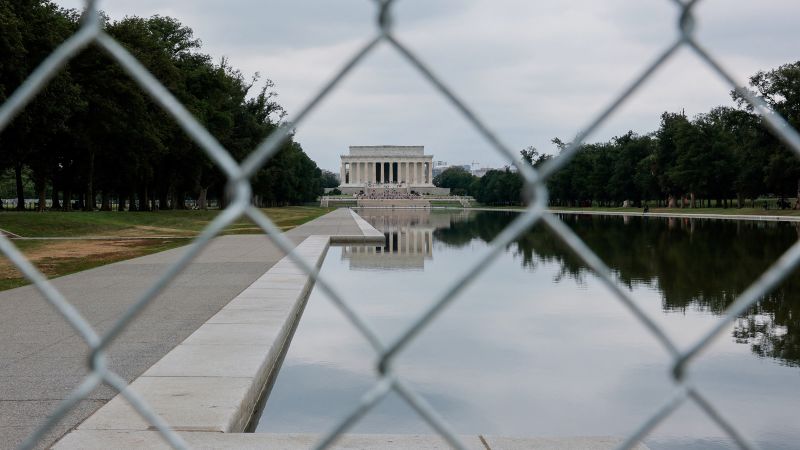 سه نفر دیگر به آسیب رساندن به Reflecting Pool پس از بازسازی چند میلیون دلاری ترامپ متهم شدند