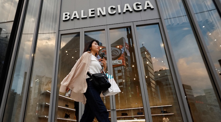 Balenciaga شنل های بادکنکی، پرهای شترمرغ را در لباس های اوت کوتور نشان می دهد