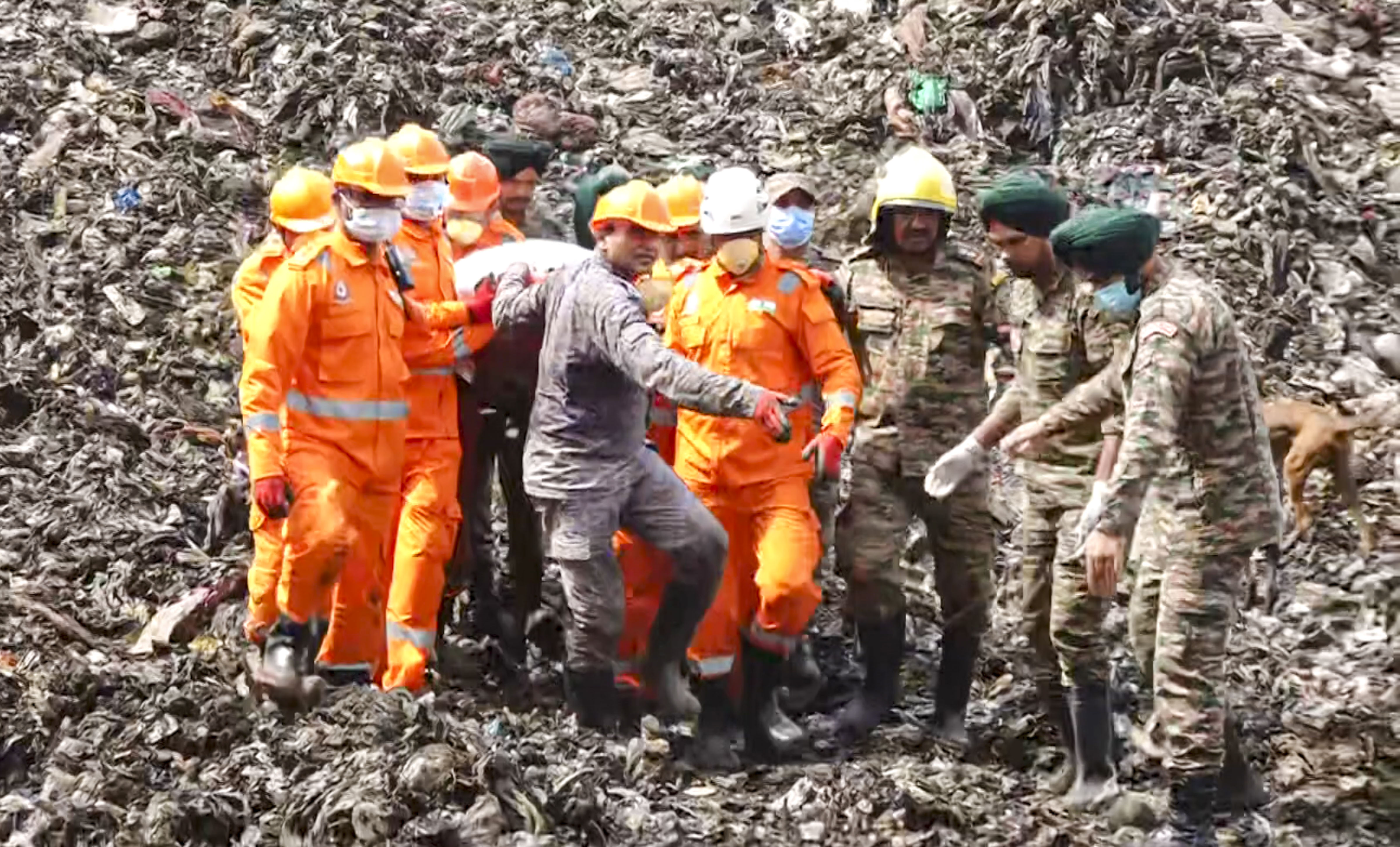 NDRF جسد را از آوار در محل فروریختن ساختمان در نزدیکی پونا بازیابی می کند