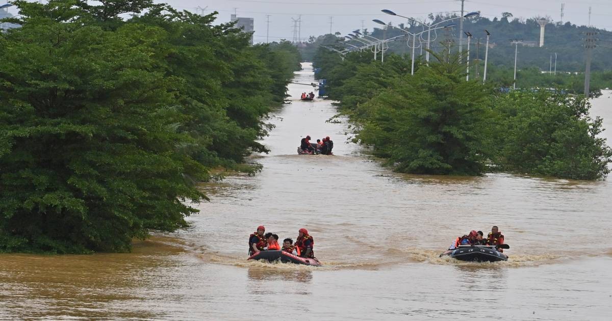 سیل ناشی از بارندگی شدید چند روزه در جنوب چین جان 39 نفر را گرفته است