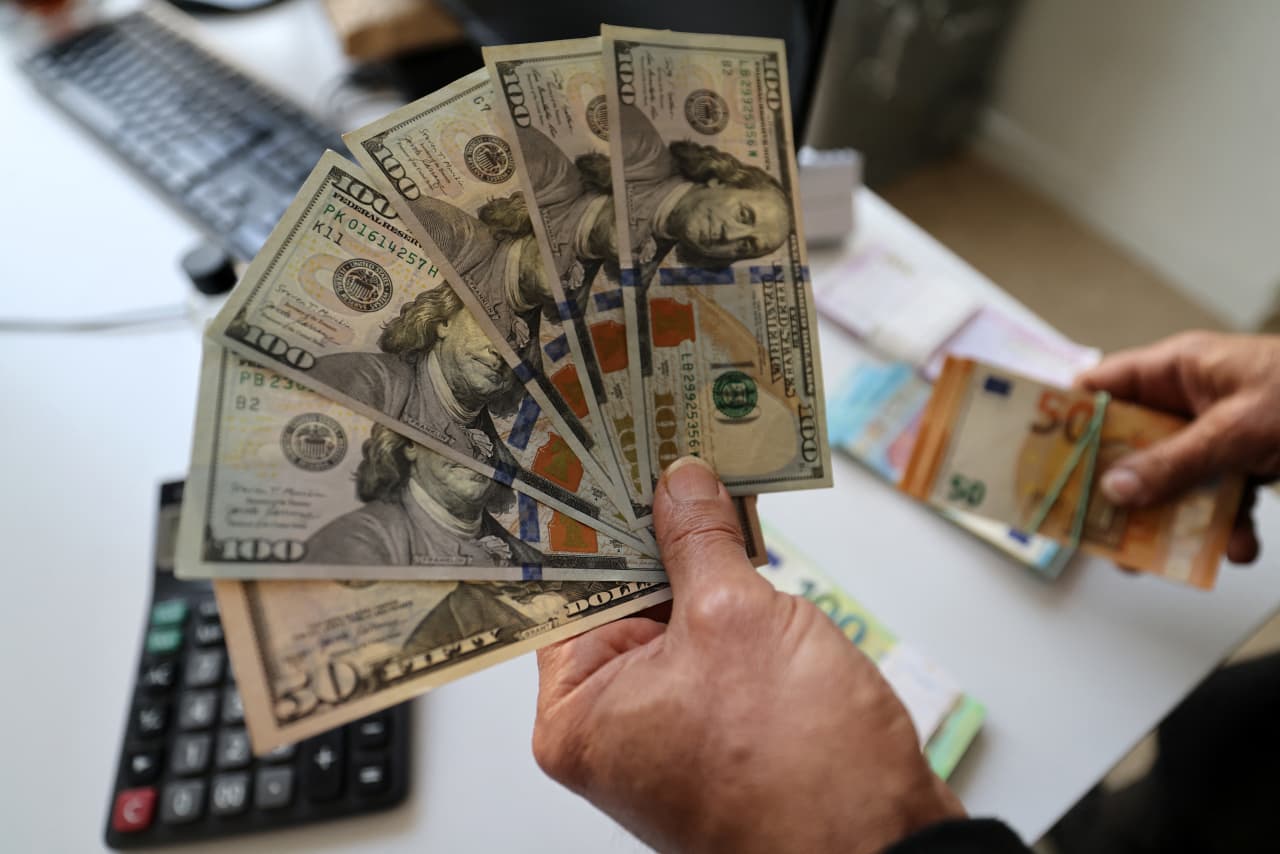 هشدار برای دلار آمریکا: بافر تاریخی بازار اوراق قرضه که از ارز محافظت می کرد در حال محو شدن است.