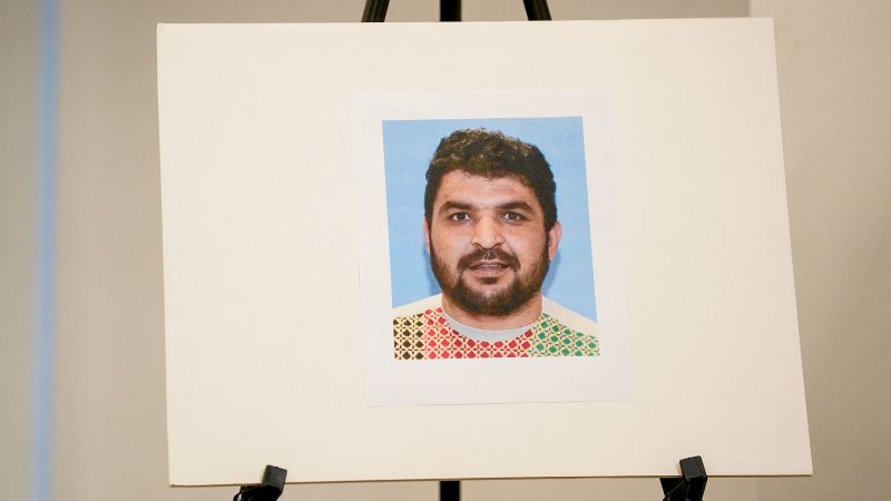 مرد متهم به تیراندازی به دو عضو گارد ملی پس از امتناع از غذا خوردن در زندان در بیمارستان بستری شد